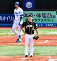 １回ＤｅＮＡ無死一塁、ＤｅＮＡ　ネフタリ・ソトに２ランを浴びた阪神・岡本洋介＝横浜（撮影・出月俊成）