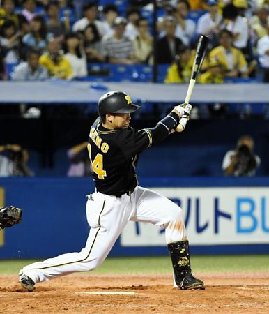 　４回、２点適時二塁打を放った梅野（撮影・園田高夫）