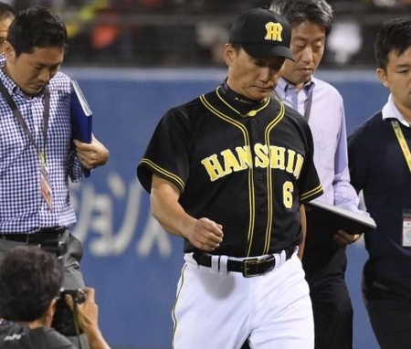 厳しい表顔で球場を後にする阪神・金本知憲監督＝神宮（撮影・金田祐二）