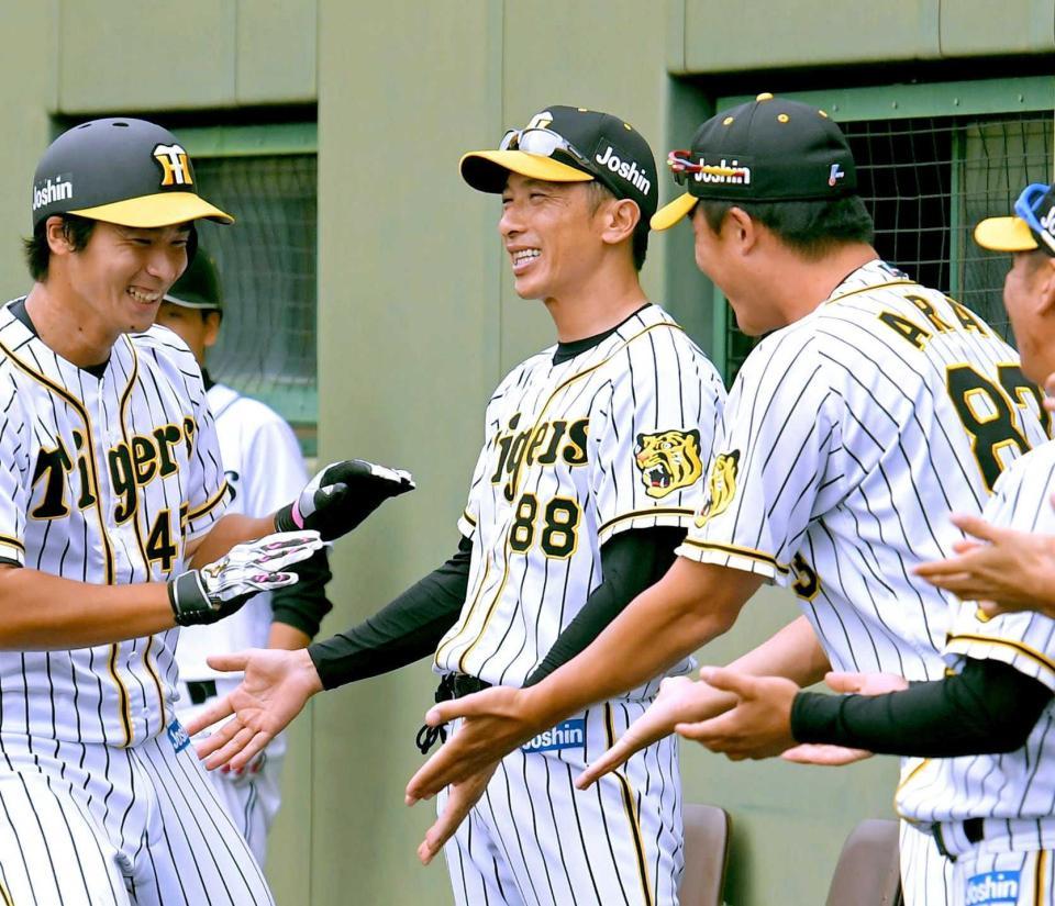 　甲子園でのウエスタン優勝を誓った矢野２軍監督（中央）