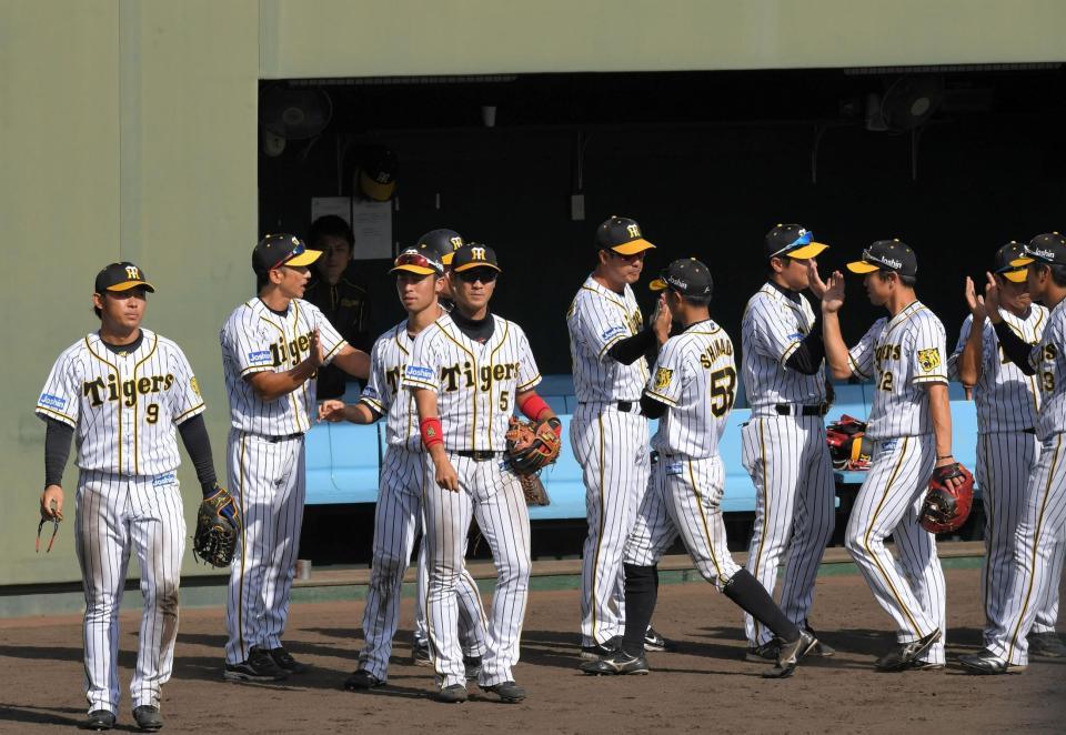 ソフトバンクに勝ち、ナインをねぎらう阪神・矢野燿大２軍監督（左から２人目）＝鳴尾浜（撮影・北村雅宏）