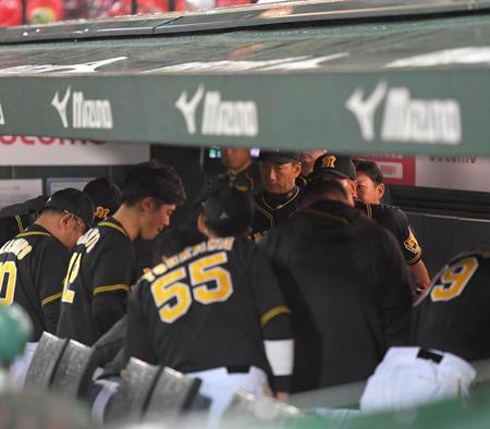 試合開始前、ベンチ内で円陣を組む阪神ナイン＝マツダスタジアム（撮影・北村雅宏）