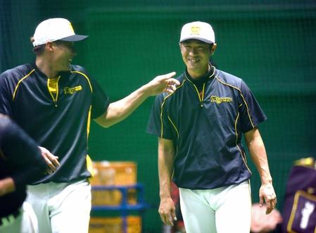 　糸井（左）と談笑する西岡（撮影・飯室逸平）