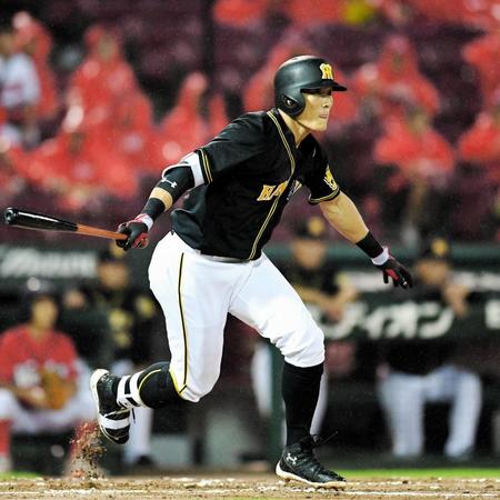 ２回阪神無死、右前打を放つ阪神・糸井嘉男＝マツダスタジアム（撮影・飯室逸平）