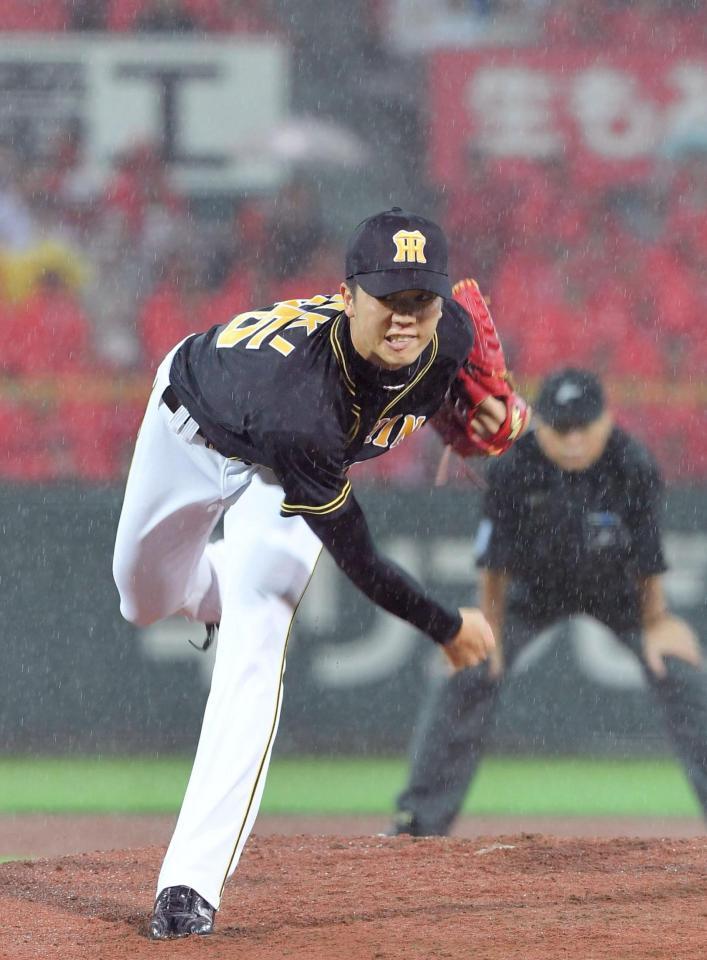 雨の中、力投する才木