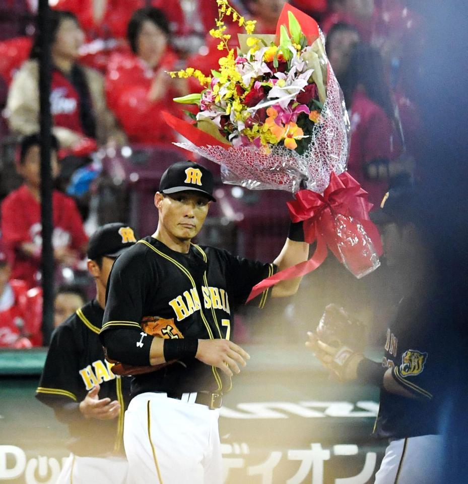 通算１５００安打の花束を手にする阪神・糸井嘉男＝マツダスタジアム（撮影・飯室逸平）
