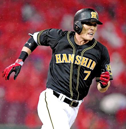 　５回、安打を放ち二塁へ激走する糸井（撮影・飯室逸平）