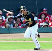 ２回阪神２死二塁、左前へ適時打をを放つ阪神・糸原健斗＝マツダスタジアム（撮影・田中太一）