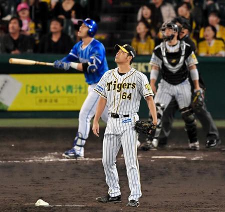 ８回、ソト（左）に勝ち越しのソロを浴びる桑原