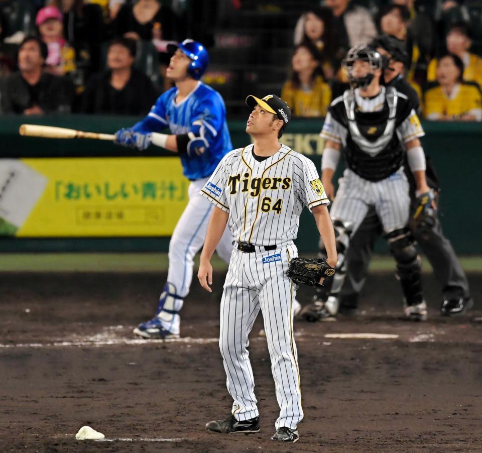 ８回、ソト（左）に勝ち越しのソロを浴びる桑原