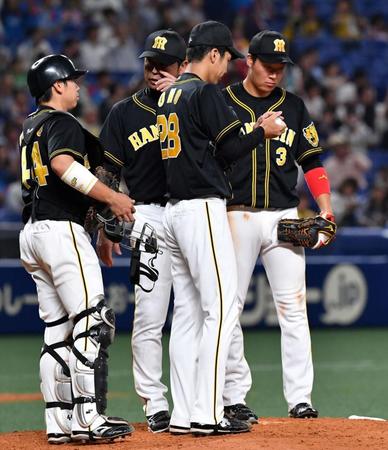 ５回中日無死一、三塁、１点を奪われ香田投手コーチから声をかけられる阪神・小野泰己＝ナゴヤドーム（撮影・持木克友）