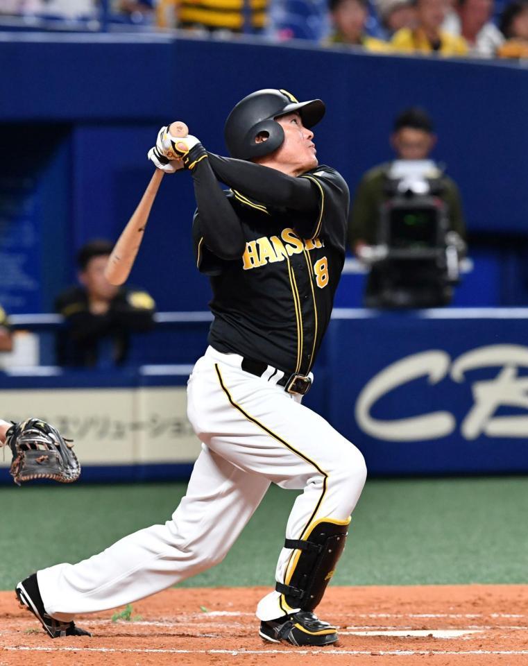 ３回阪神無死一、三塁、左犠飛を打つ阪神・福留＝ナゴヤドーム（撮影・持木克友）