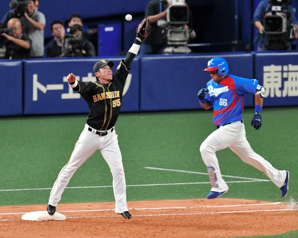 ５回中日無死一塁、中日・ビシエド（右）の遊ゴロで阪神・森越の送球がそれる＝ナゴヤドーム（撮影・出月俊成）