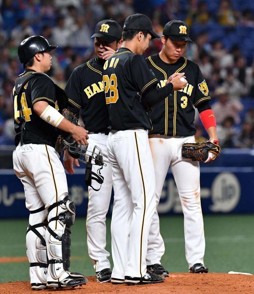 ５回中日無死一、三塁、１点を奪われ香田投手コーチから声をかけられる阪神・小野泰己＝ナゴヤドーム（撮影・持木克友）