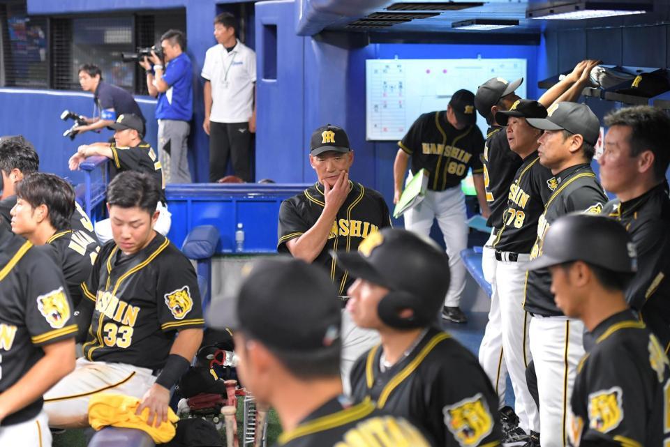 中日との初戦に敗れ、考え込むように引き揚げる阪神・金本知憲監督（中央）＝ナゴヤドーム（撮影・北村雅宏）