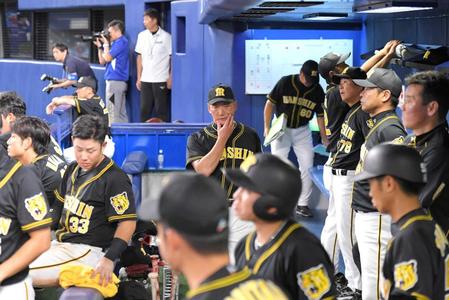 　足早にベンチを後にする金本監督（中央）