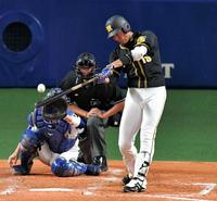 ５回阪神１死二塁、中越えに適時二塁打を放つ阪神・藤浪晋太郎＝ナゴヤドーム（撮影・出月俊成）