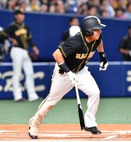 ６回阪神１死一塁、左中間適時二塁打を放つナバーロ＝ナゴヤドーム（撮影・持木克友）