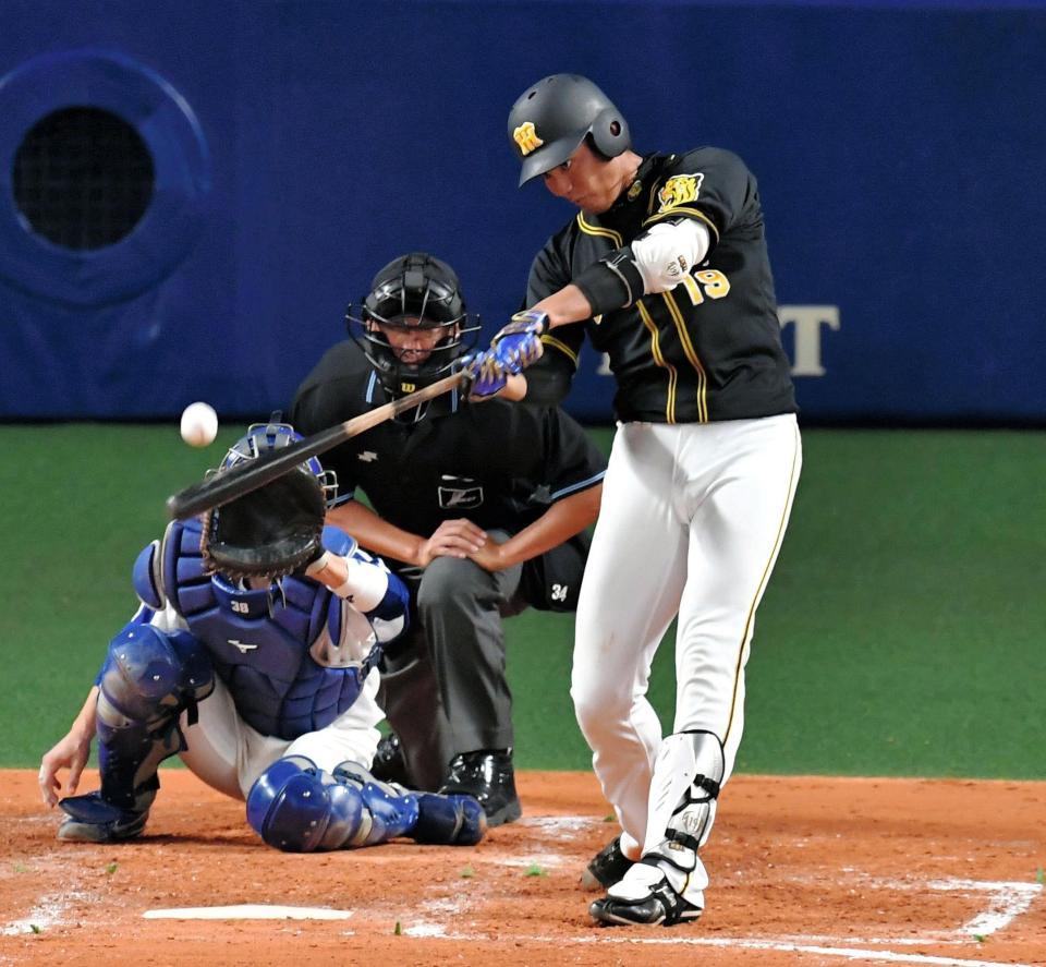 ５回阪神１死二塁、中越えに適時二塁打を放つ阪神・藤浪晋太郎＝ナゴヤドーム（撮影・出月俊成）