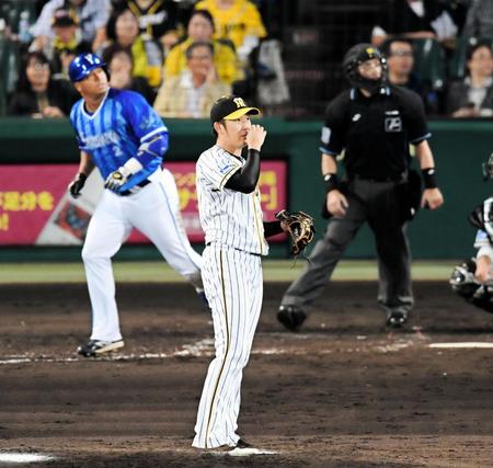 ５回ＤｅＮＡ２死、阪神・岩貞祐太はＤｅＮＡホセ・ロペスにソロを許す＝甲子園（撮影・山口登）