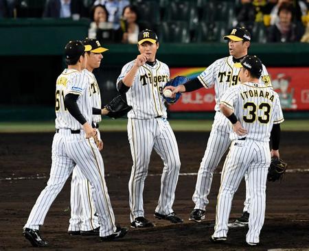 ８回、降板する阪神・伊藤和雄（中央）＝甲子園（撮影・山口登）