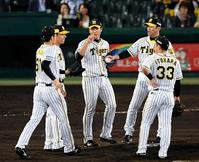 ８回、降板する阪神・伊藤和雄（中央）＝甲子園（撮影・山口登）