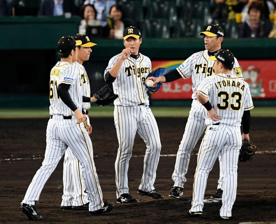 ８回、降板する阪神・伊藤和雄（中央）＝甲子園（撮影・山口登）