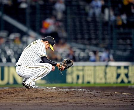 　５回、ロペスのソロを巡ってのリプレー検証中、マウンドにしゃがみ込む岩貞