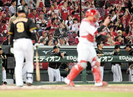 試合終了。ベンチで肩を落とす金本監督（撮影・飯室逸平）