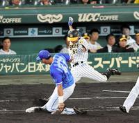 ８回、代打・島田は一ゴロに倒れる＝甲子園