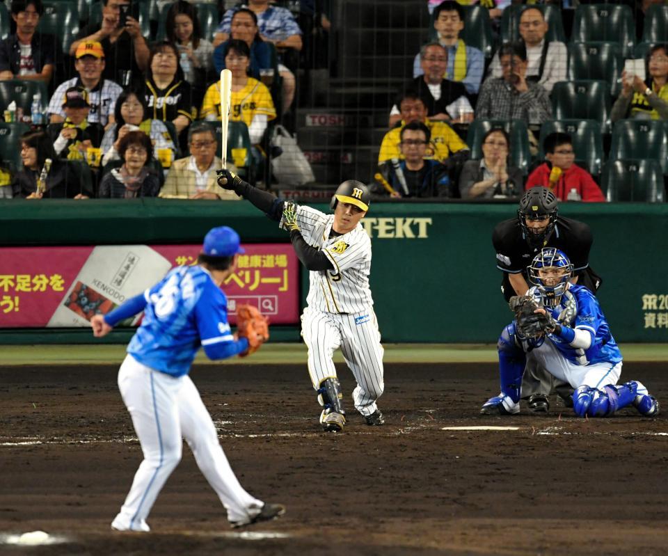５回、高山は空振り三振に倒れる＝甲子園