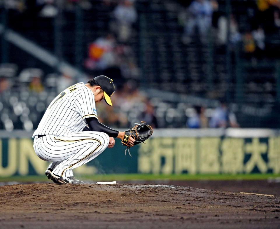 　５回、ロペスのソロを巡ってのリプレー検証中、マウンドにしゃがみ込む岩貞