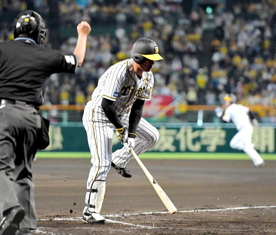 　１回、福留（手前）が三振に倒れ、一走・森越（右奥）が二盗に失敗する