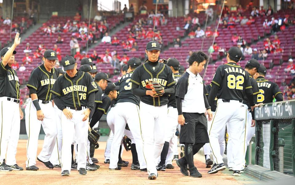 試合前の円陣がほどけ、ベンチに戻る阪神・西岡剛（中央）＝マツダスタジアム（撮影・北村雅宏）