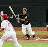 　１回、プロ初安打となる右前打を放つ島田（撮影・飯室逸平）