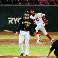 　５回、メヒアに同点２ランを打たれるメッセンジャー（撮影・飯室逸平）