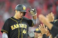 　７回、福留が押し出し四球を選び、同点のホームを踏んだ梅野はナインとタッチ（撮影・北村雅宏）