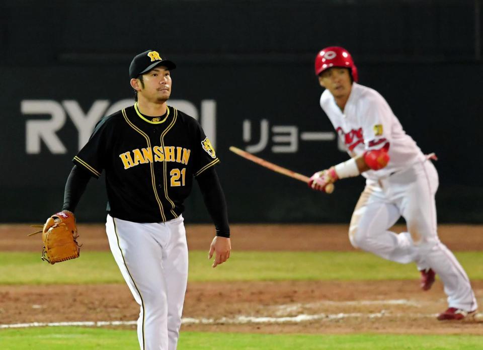 　５回、広島・小窪（右奥）のバットを粉砕し、左飛に打ち取る岩田