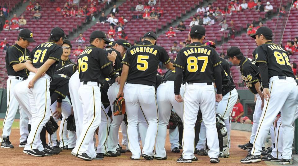 　試合前、円陣を組む阪神ナイン（撮影・北村雅宏）