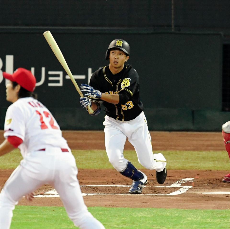 　１回、プロ初安打となる右前打を放つ島田（撮影・飯室逸平）