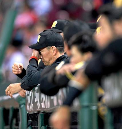 　延長１０回、決め手に欠ける試合展開に重苦しい雰囲気の金本監督（中央）ら阪神ベンチ（撮影・北村雅宏）