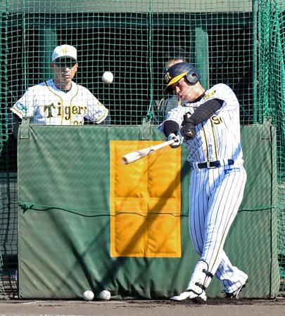 　打撃練習する原口。左は矢野２軍監督（撮影・山口登）