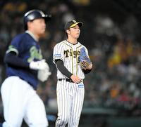 　３回、投手のヤクルト・星和弥（手前）に先制打を許す阪神・青柳晃洋