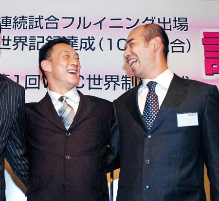　連続試合フルイニング出場記録達成記念祝賀会で、和田（右）と笑顔を見せる金本＝２００６年