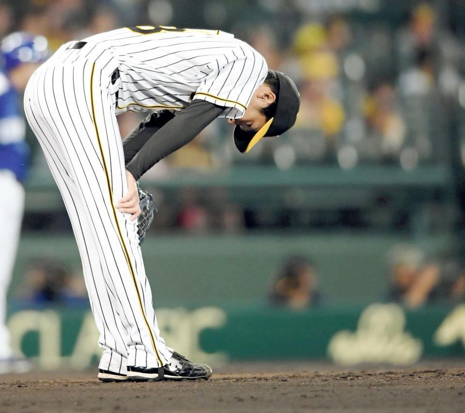 ４回、中日・福田永将に２ランを許し、マウンドでうなだれる阪神・小野泰己＝甲子園（撮影・田中太一）