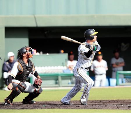 ４回、荒木は２死満塁から中越えに走者一掃となる三塁打を放つ（撮影・坂部計介）