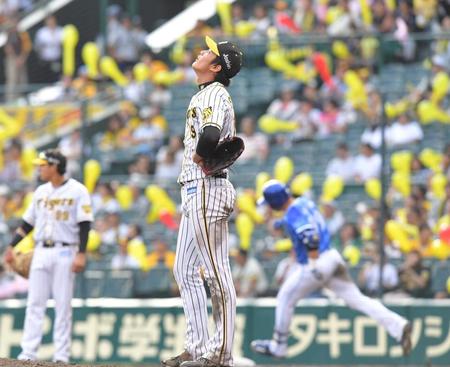 ７回、ＤｅＮＡ・ソトに同点となる３ランを浴びる阪神・藤浪晋太郎＝甲子園（撮影・北村雅宏）
