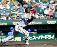 ３回阪神１死二塁、中前へ適時打を放つ阪神・福留孝介＝甲子園（撮影・田中太一）