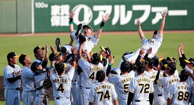 今成も胴上げ　３度宙を舞う「気持ちよかった」