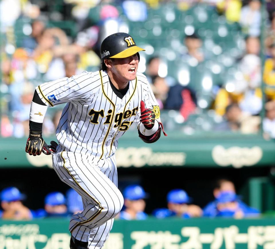 ２回阪神１死二塁、右中間へ先制適時二塁打を放つ阪神・陽川尚将＝甲子園（撮影・田中太一）